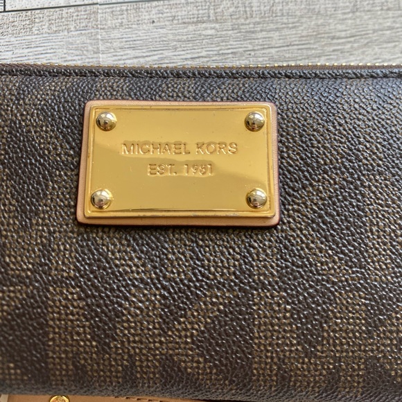 Michael Kors Signature Jet Set Travel Continental Wallet in Brown - Picture 2 of 10